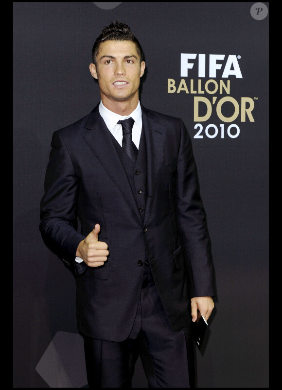 Cristiano Ronaldo assiste à la cérémonie de remise du Ballon d'Or 2010, en janvier 2011 à Zurich (Suisse).