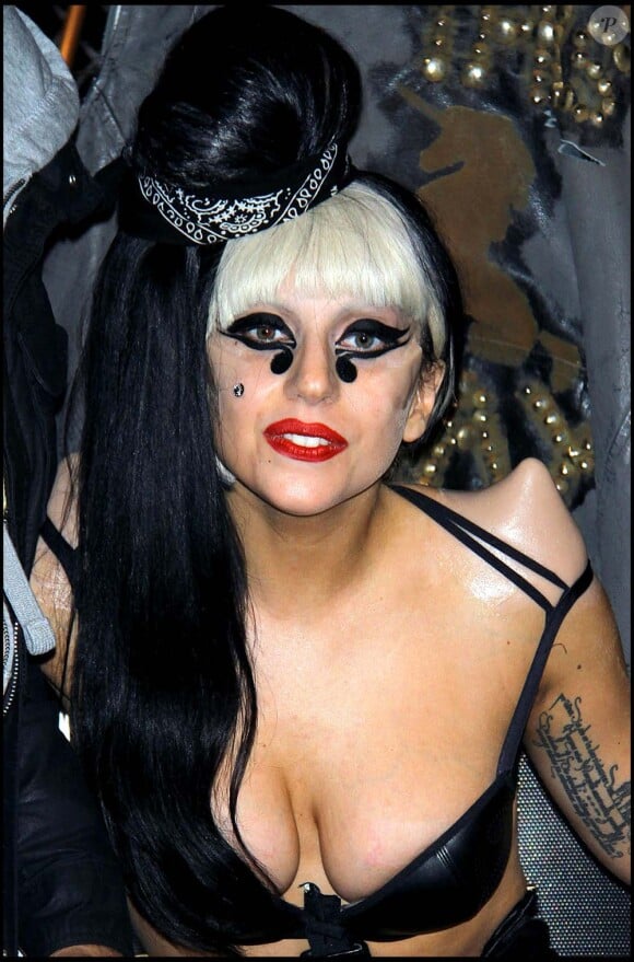 Lady Gaga dédicace son album à New York, le 23 mai 2011.