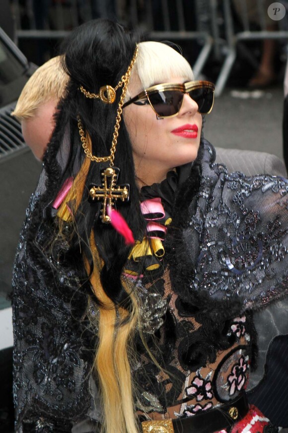 Lady Gaga, promotion de l'album Born This Way à la sortie de l'émission de David Letterman, à New York, le 23 mai 2011