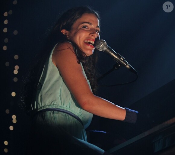 Yael Naim fera son retour en France à l'occasion des Solidays. Ici en concert à l'Olympia le 3 mai 2011.