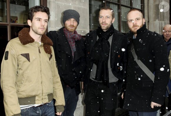 Coldplay sera présent pour la clôture du Main Square Festival à l'occasion d'un retour sur scène très attendu. Ici devant les locaux de la BBC à Londres le 17 décembre 2010.