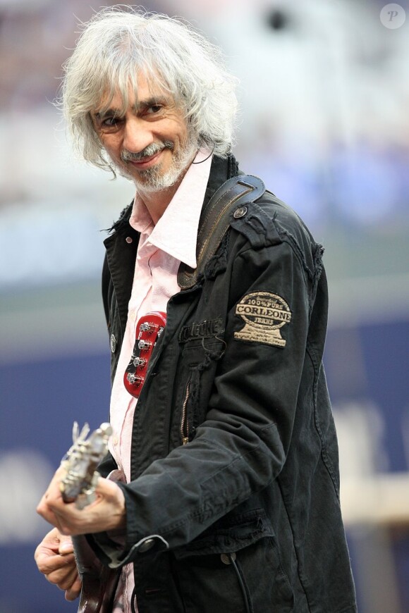 Une performance très attendue pour Louis Bertignac au festival Guitare en Scène. Ici au Stade de France le 1er avril 2009.