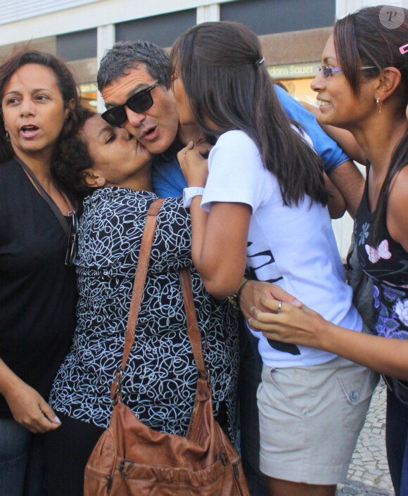 Antonio Banderas harcelé par ses fans féminines à Rio de Janeiro le 24 mai 2011.
