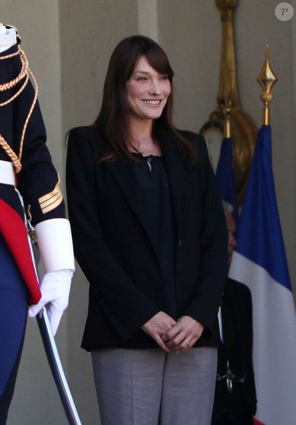 Carla Bruni-Sarkozy enceinte, à L'Élysée, le 13 mai 2011.