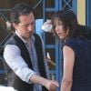 Sophie Marceau et Gad Elmaleh, bien trempés, sur le tournage d'Un bonheur n'arrive jamais seul, à Paris le 25 mai 2011