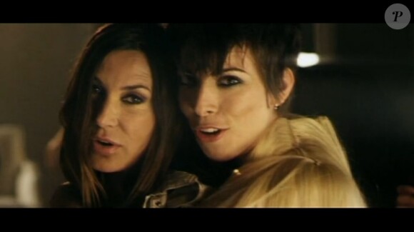 Image extraite du clip de Me Taire, Te Plaire de Mademoiselle K et Zazie, mai 2011. La chanson est extraite du troisième album du groupe intitulé Jouer Dehors.