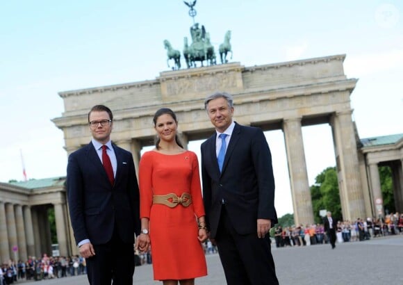 Pause/pose obligée devant la porte de Brandebourg, en compagnie du maire de Berlin Klaus Wowereit.
Victoria et Daniel de Suède, après Munich, ont poursuivi leur visite officielle en Allemagne à Berlin, les 26 et 27 mai 2011.