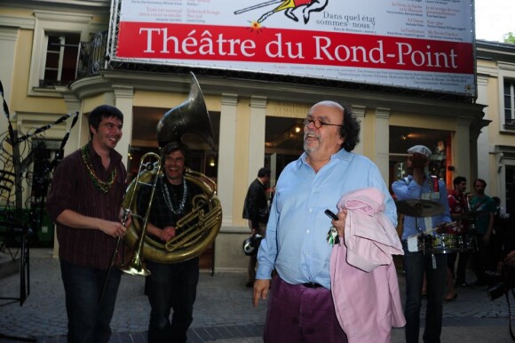 Jean-Michel Ribes arrivent à la à la cinquième fête annuelle de la Fondation Culture et Diversité, présidée par Marc Ladreit de Lacharrière au Théâtre du Rond Point à Paris le 30 mai 2011