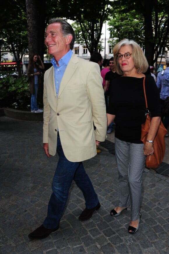 William Leymergie et son épouse arrivent à la à la cinquième fête annuelle de la Fondation Culture et Diversité, présidée par Marc Ladreit de Lacharrière au Théâtre du Rond Point à Paris le 30 mai 2011