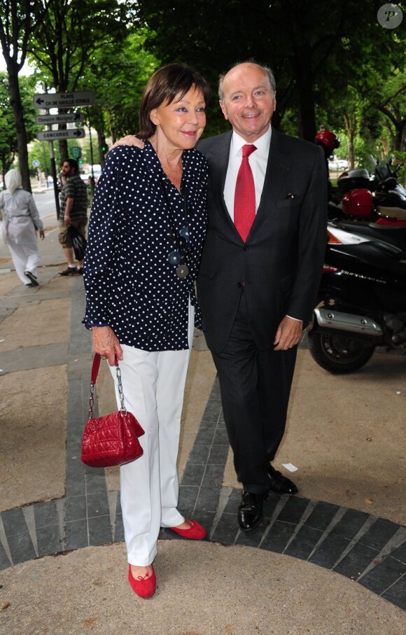 Jacques Toubon et son épouse arrivent à la cinquième fête annuelle de la Fondation Culture et Diversité, présidée par Marc Ladreit de Lacharrière au Théâtre du Rond Point à Paris le 30 mai 2011
