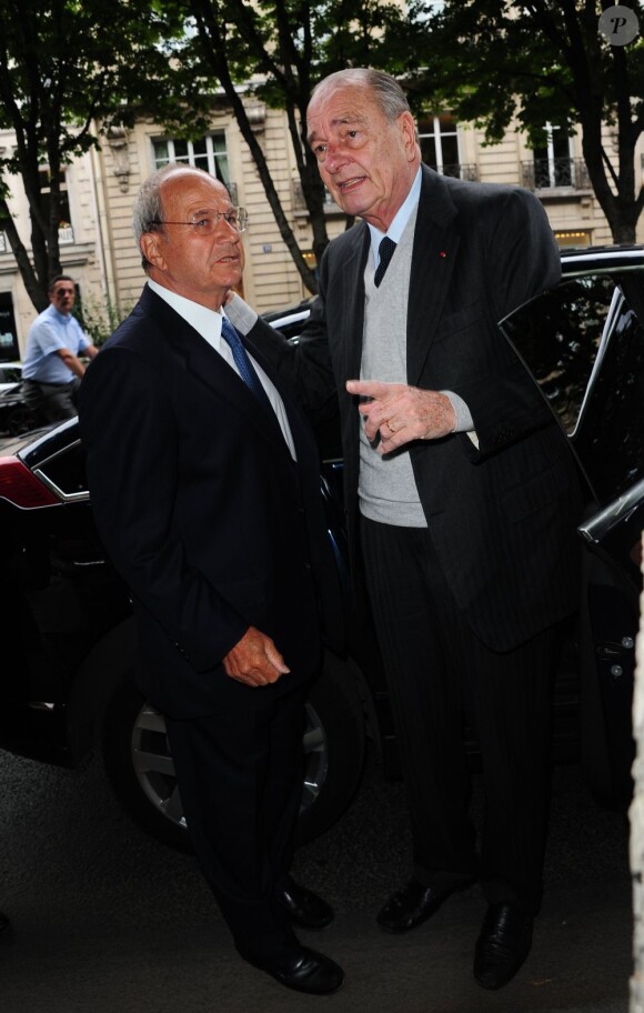 Le président Jacques Chirac et le président de la Fondation Marc Ladreit de Lacharrière arrivent à la cinquième fête annuelle de la Fondation Culture et Diversité, présidée par Marc Ladreit de Lacharrière au Théâtre du Rond Point à Paris le 30 mai 2011
