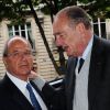 Le président Jacques Chirac et le président de la Fondation Marc Ladreit de Lacharrière arrivent à la à la cinquième fête annuelle de la Fondation Culture et Diversité, présidée par Marc Ladreit de Lacharrière au Théâtre du Rond Point à Paris le 30 mai 2011