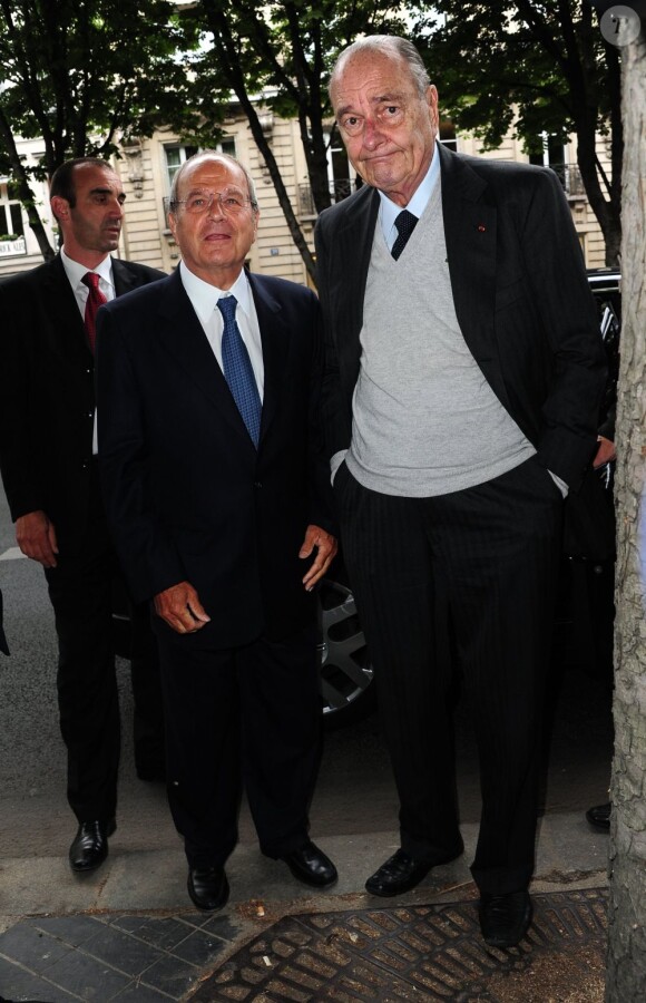 Le président Jacques Chirac et le président de la Fondation Marc Ladreit de Lacharrière arrivent à la à la cinquième fête annuelle de la Fondation Culture et Diversité, présidée par Marc Ladreit de Lacharrière au Théâtre du Rond Point à Paris le 30 mai 2011