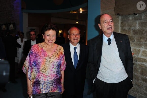 Le président Jacques Chirac, le président de la Fondation Marc Ladreit de Lacharrière et Roselyne Bachelot arrivent à la à la cinquième fête annuelle de la Fondation Culture et Diversité, présidée par Marc Ladreit de Lacharrière au Théâtre du Rond Point à Paris le 30 mai 2011