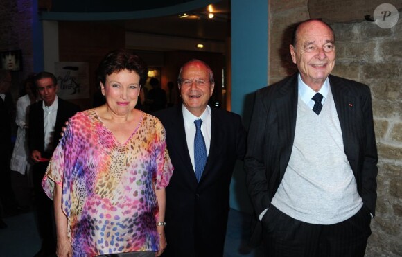 Le président Jacques Chirac, le président de la Fondation Marc Ladreit de Lacharrière et Roselyne Bachelot arrivent à la à la cinquième fête annuelle de la Fondation Culture et Diversité, présidée par Marc Ladreit de Lacharrière au Théâtre du Rond Point à Paris le 30 mai 2011