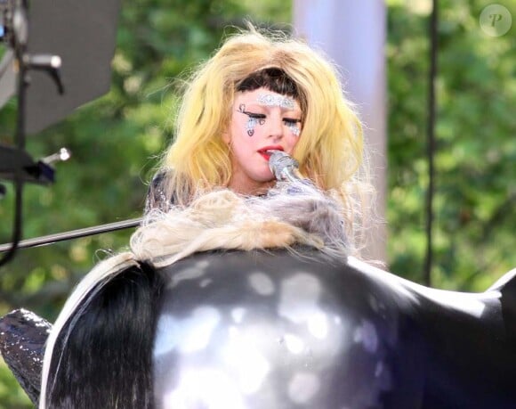 Lady Gaga inaugure la série de concert estival du Good Morning America sur ABC, à Central Park à New York, le 27 mai 2011.