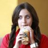 Les enfants de Michael Jackson pendant leur pause-goûter le 24 mai 2011 : Paris déguste son starbuck