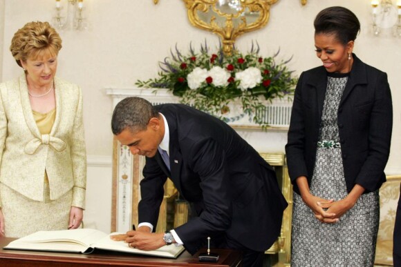 Michelle Obama radieuse portant une ceinture Shourouk à Dublin le 23 mai 2011