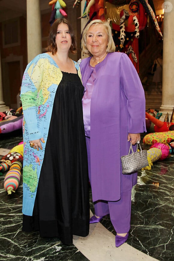 L'artiste Joana Vasconcelos et Maryvonne Pinault lors de la soirée d'ouverture de l'exposition 'Il Mondo Vi Appartiene', au Palais Grassi à Venise, le 1er juin 2011.