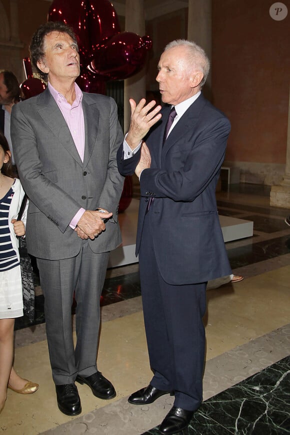 Jack Lang et François Pinault lors de la soirée d'ouverture de l'exposition 'Il Mondo Vi Appartiene', au Palais Grassi à Venise, le 1er juin 2011.