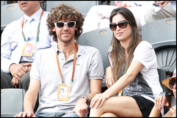 Le 3 juin 2011, Gustavo Kuerten et sa femme assistait à la demi-finale Federer-Djokovic à Roland-Garros.
