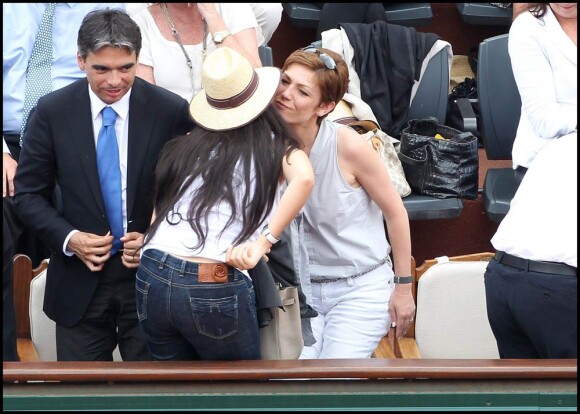 Le 5 juin 2011, pour la finale de Roland-Garros, les peopolitiques s'étaient déplacés : outre le couple de jeunes mariés Eric et Yasmine Besson, Bertrand Delanoë et Chantal Jouanno étaient présents.