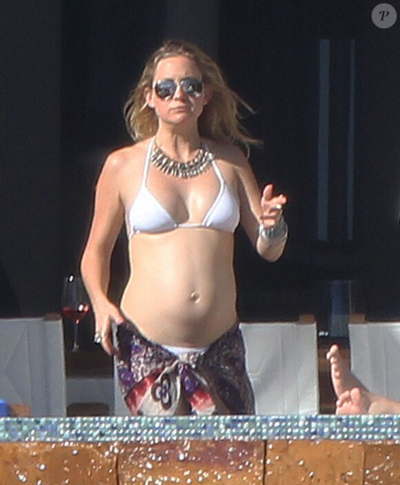 Enceinte, Kate Hudson est radieuse en bikini alors qu'elle passe de douces vacances avec son fiancé Matthew Bellamy au Mexique, le 6 mars 2011