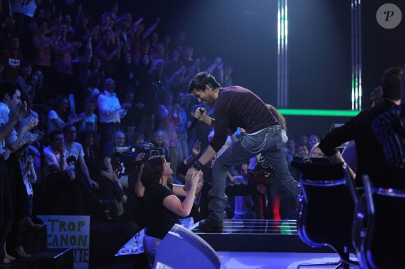 Enrique Iglesias faisait partie des invités du prime X Factor du 7 juin 2011 et a réchauffé l'ambiance, fidèle à son habitude.