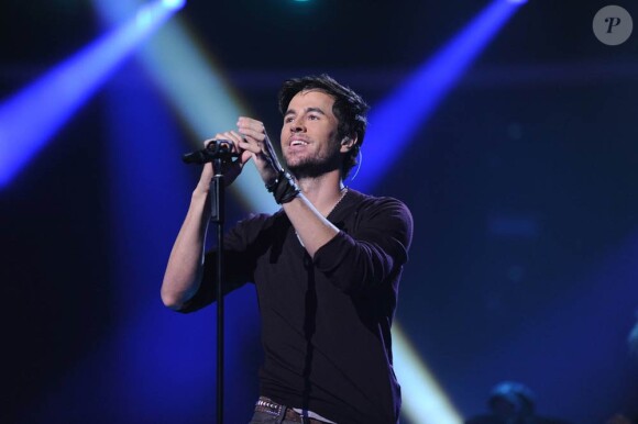 Enrique Iglesias faisait partie des invités du prime X Factor du 7 juin 2011 et a réchauffé l'ambiance, fidèle à son habitude.