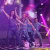 La troupe de la comédie musicale Mamma Mia! était sur le plateau de X Factor le 7 juin 2011 tandis que les derniers votes étaient enregistrés...