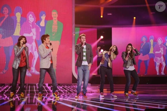 La troupe de la comédie musicale Mamma Mia! était sur le plateau de X Factor le 7 juin 2011 tandis que les derniers votes étaient enregistrés...