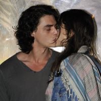 Astrid Berges-Frisbey offre un baiser à son amoureux, un acteur sulfureux !