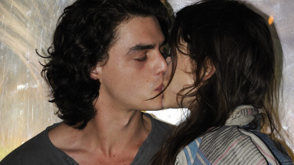 Astrid Berges-Frisbey offre un baiser à son amoureux, un acteur sulfureux !