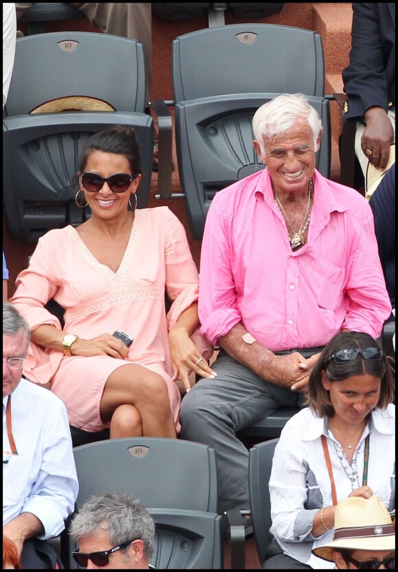 Jean-Paul Belmondo et Barbara Gandolfi lors de la finale hommes du tournoi de Roland-Garros, en juin 2011.