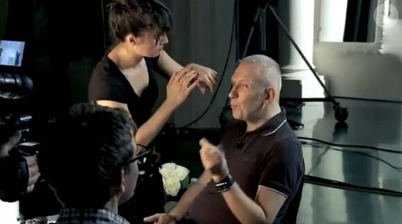 Les 5 premières minutes de Gaga by Gaultier diffusé jeudi 9 juin 2011 à 20h40 sur TF6. Le couturier se prépare à recevoir la star.