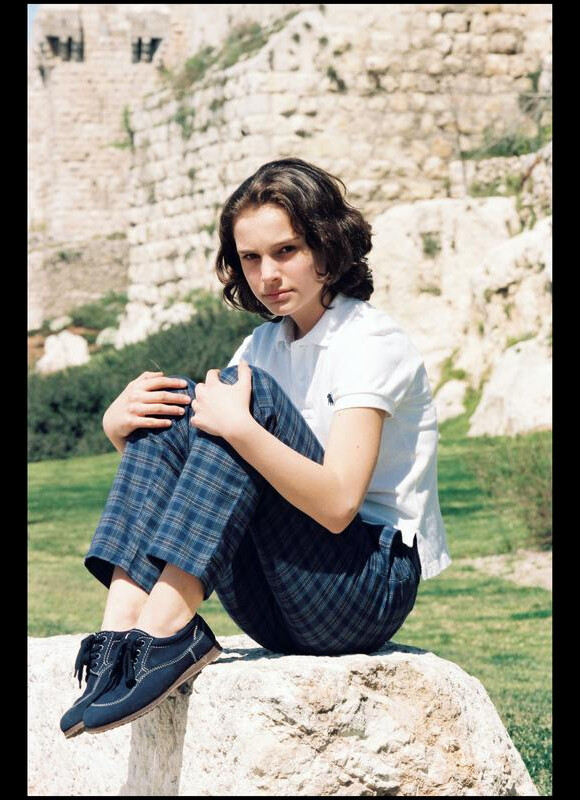 Natalie Portman en 1995 se prête au jeu des séances photos et prouve déjà sa photogénie. La star en herbe a déjà tout d'une grande et adopte un look masculin