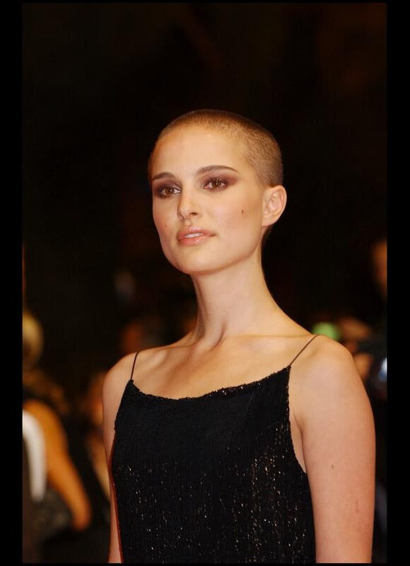 Natalie Portman en 2005 dévoile son look crâne rasé pour les besoins du film V pour Vandetta 