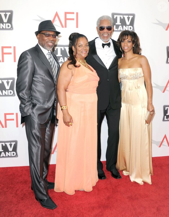 Morgan Freeman et ses enfants lors de la soirée de gala en hommage à Morgan Freeman, dans le cadre du 39e AFI, aux studios de Sony Pictures, à Los Angeles, le 9 juin 2011.
