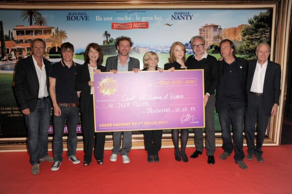 L'équipe du film les Tuche le 9 juin 2011 au Cinéma Marignan, sur les Champs Elysées, à Paris, pour l'avant-première du film.