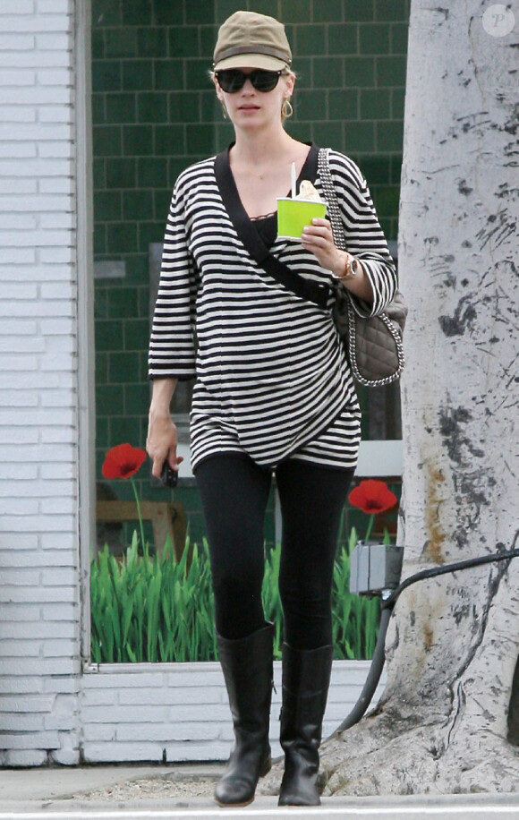 January Jones mange un frozen yogurt à Los Angeles le 5 juin 201