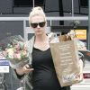 January Jones, enceinte, revient les bras chargés, le 9 juin 2011 à Los Angeles