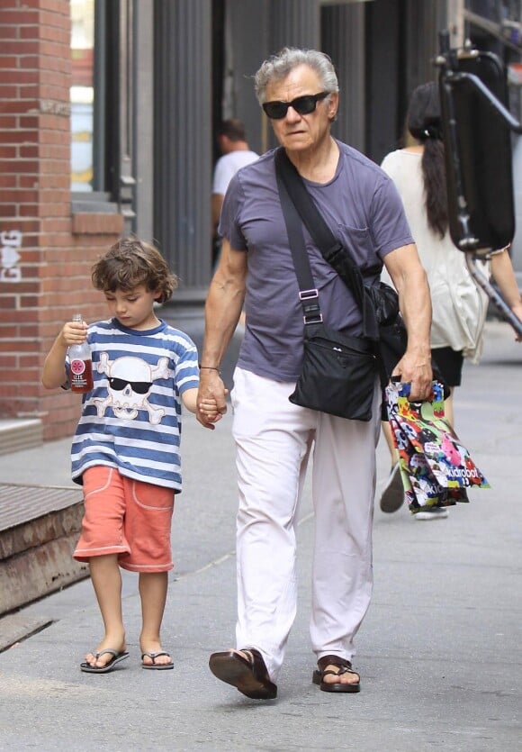 Harvey Keitel et son jeune fils Roman dans New York le 9 juin 2011