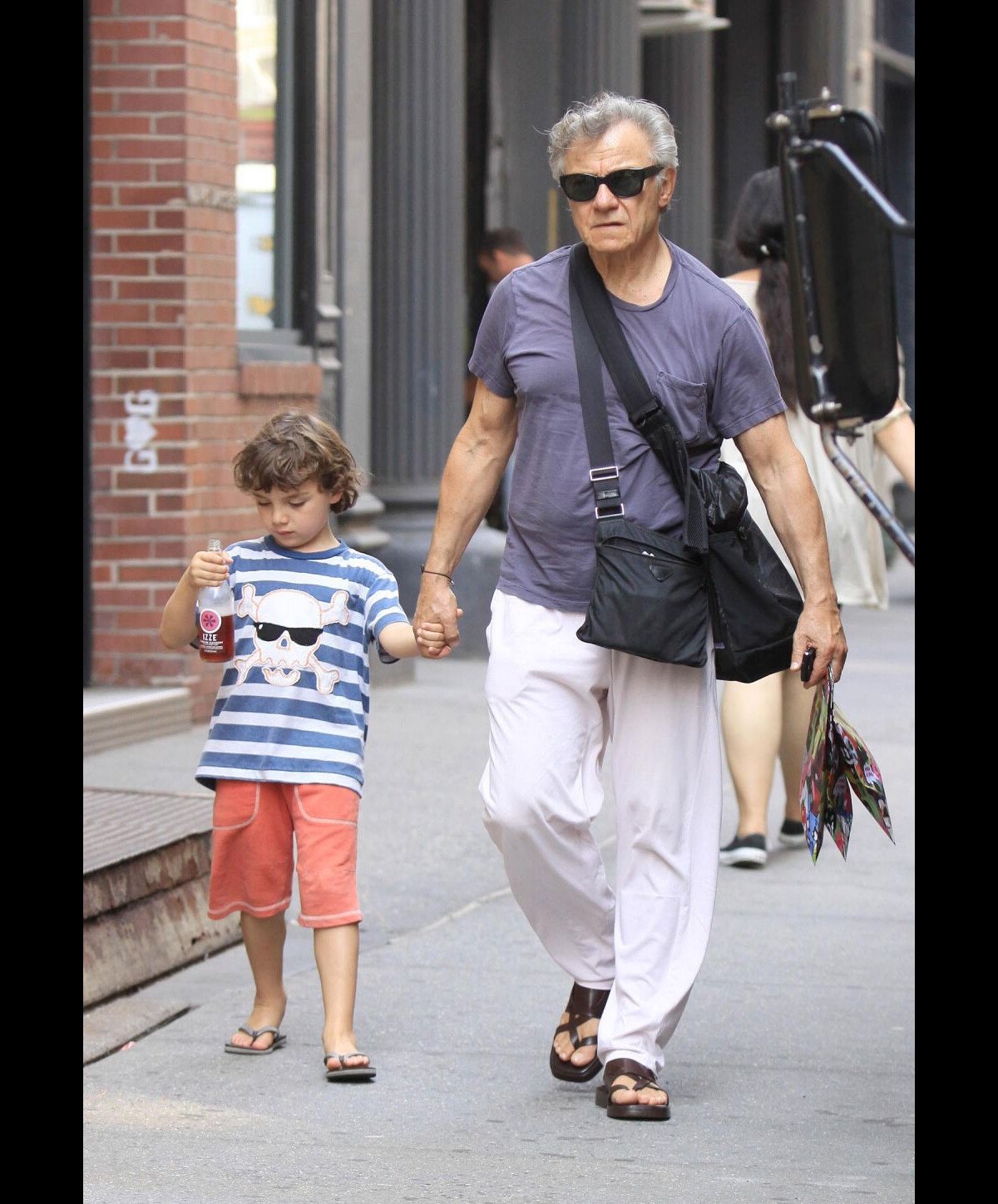 Harvey Keitel, un véritable monsieur Tout-le-monde avec son jeune fils -  Purepeople