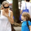 Sarah Jessica Parker semble en pleine conversation sérieuse avec son fils James sur le chemin de l'école à New York le 10 juin 2011