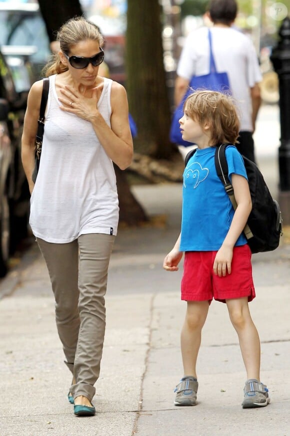 Sarah Jessica Parker semble en pleine conversation sérieuse avec son fils James sur le chemin de l'école à New York le 10 juin 2011