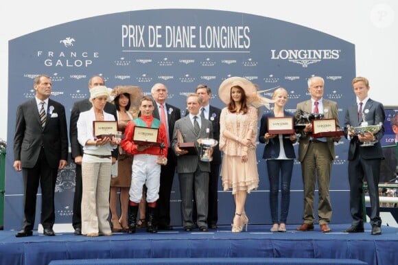 Egérie de l'horloger Suisse Longines, Aishwarya Rai a remis une récompense au vainqueur du Prix de Diane, Maxime Guyon, le 12 juin 2011 à l'hippodrome de Chantilly