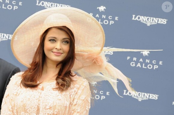 Aishwarya Rai s'est métamorphosée en mondaine de charme pour le Prix de Diane organisé à l'hippodrome de Chantilly, le 12 juin 2011