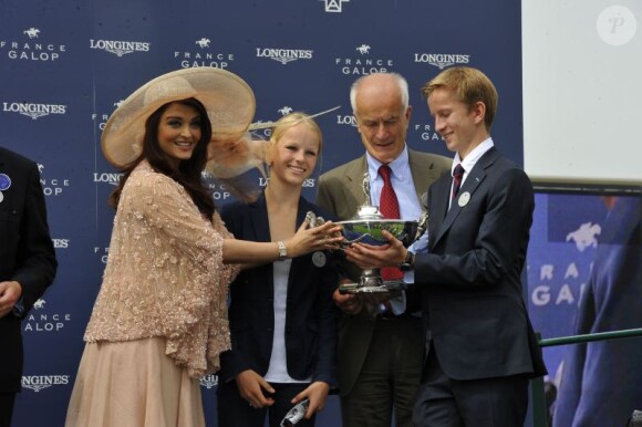 Egérie de l'horloger Suisse Longines, Aishwarya Rai a remis une récompense au vainqueur du Prix de Diane, Maxime Guyon, le 12 juin 2011 à l'hippodrome de Chantilly