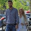 Shakira se promène avec son nouveau petit ami, le footballeur espagnol Gerard Pique. Barcelone, 15 avril 2011