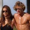 Diego Forlan et sa compagne Zaira Nara sur la plage de Miami le 31 mai 2011